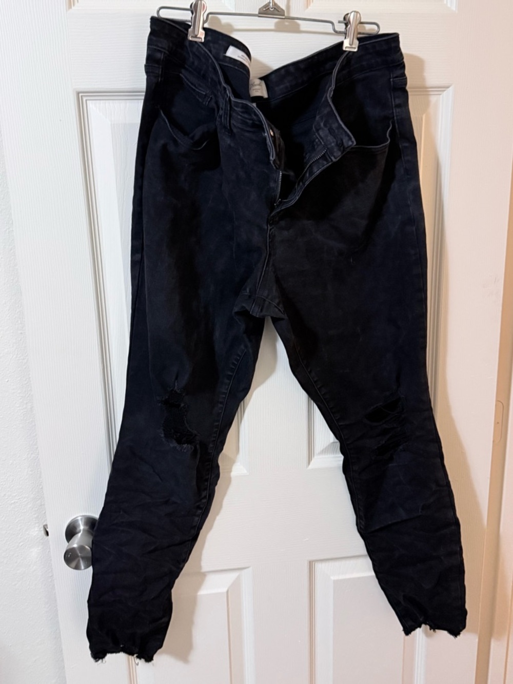 Universal Thread Black Distressed Jeans